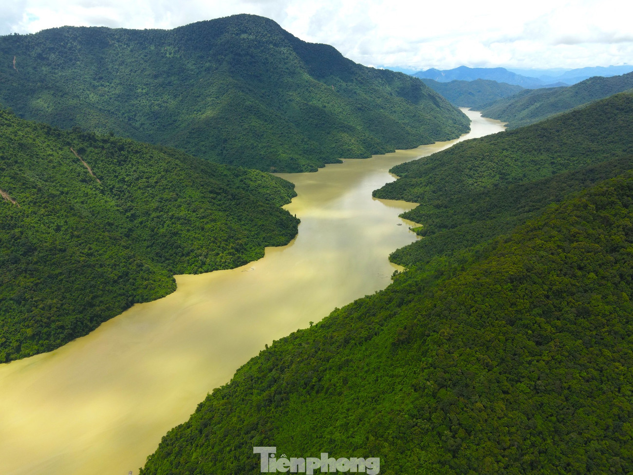 Ông Tạ Hữu Hùng - Giám đốc Công ty Thủy điện Bản Vẽ cho biết, do ảnh hưởng của hoàn lưu bão số 3, từ ngày 22/7, phía thượng nguồn xảy ra mưa lớn, nước lũ đổ về lòng hồ thủy điện Bản Vẽ nhiều. Thời điểm xuất hiện đỉnh lũ với lưu lượng 12.800 m3/s, hồ chứa Thủy điện Bản Vẽ đã xả nước qua công trình hơn 3 nghìn m3/s, cắt giảm đến 74% lưu lượng đỉnh lũ.