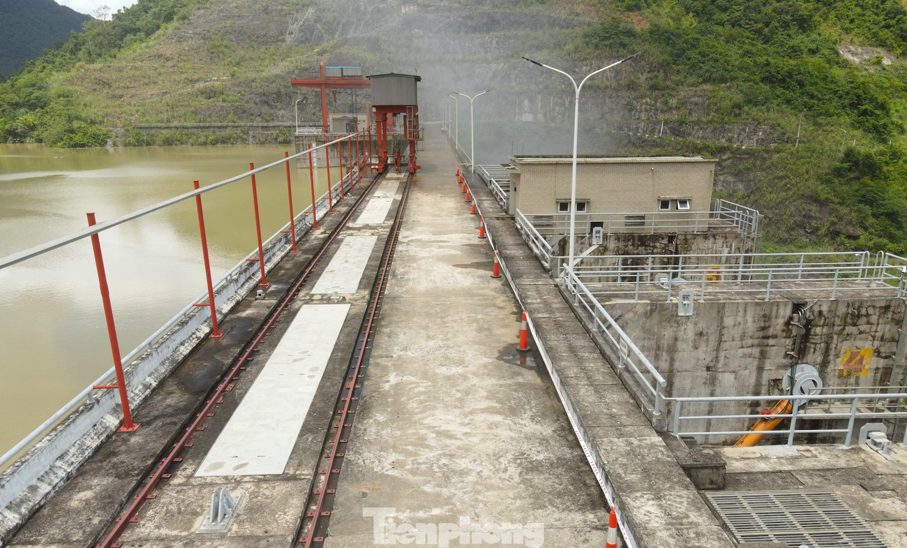 Việc vận hành giảm lũ cho hạ du đã làm cho mực nước hồ đạt đến cao trình 200,45m, cao hơn mực nước dâng bình thường 0,45m. Đến 7h ngày 25/7, lưu lượng lũ về hồ đã giảm xuống mức 1.630m3/s, lưu lượng nước xả qua công trình bằng lưu lượng lũ về hồ.