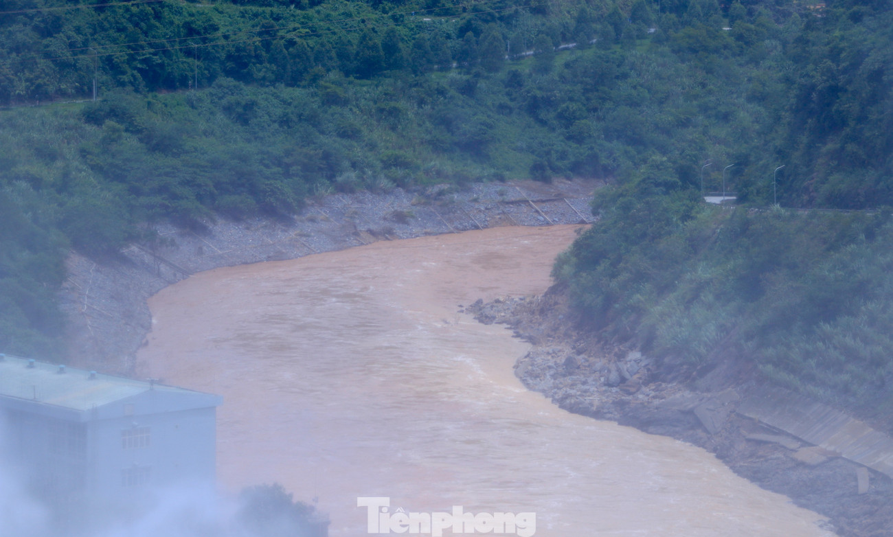 Thủy điện lớn nhất Bắc miền Trung xả lũ: Flycam ghi cảnh nước trắng xóa cuồn cuộn chảy - 16