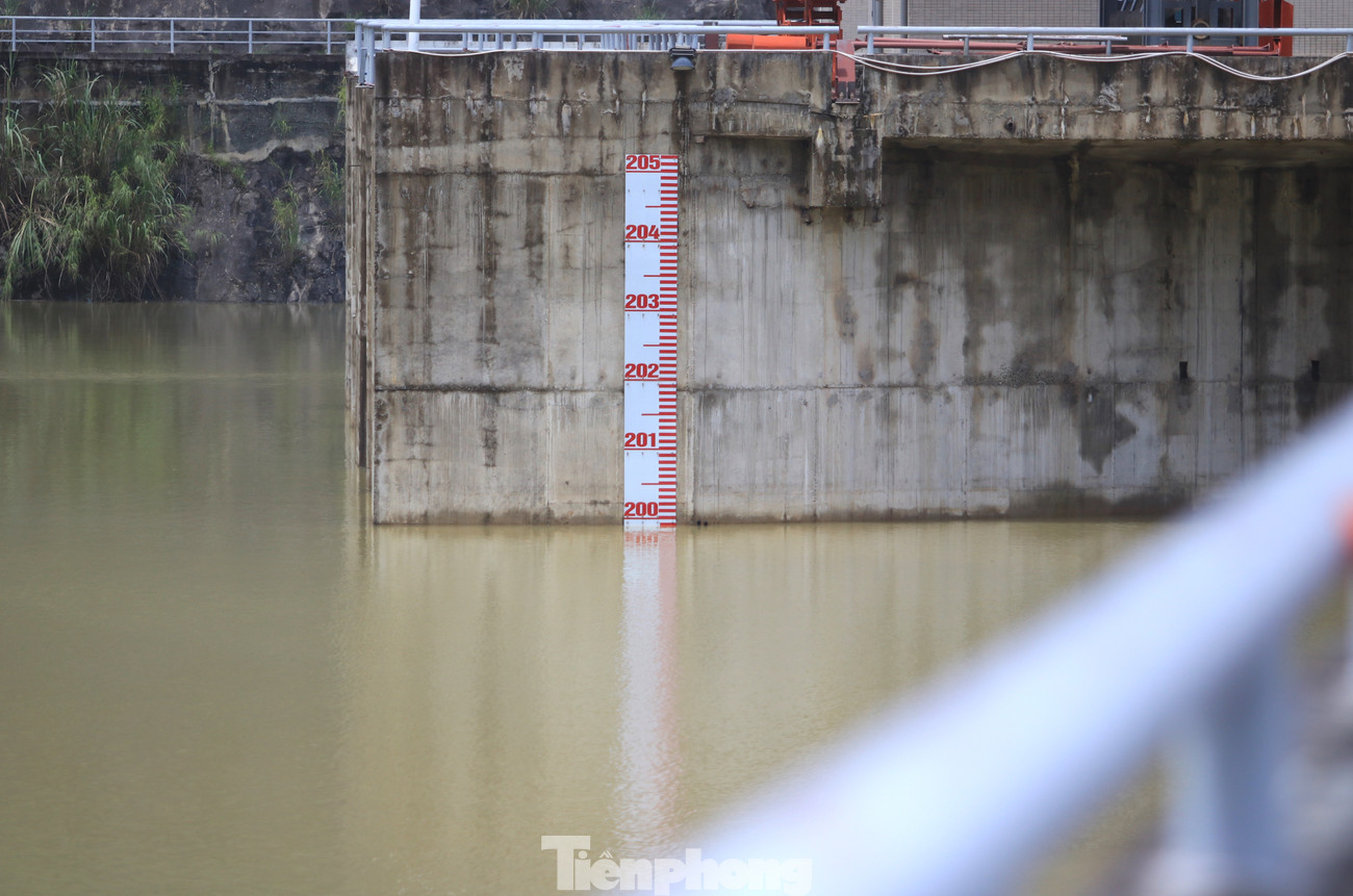 Thủy điện lớn nhất Bắc miền Trung xả lũ: Flycam ghi cảnh nước trắng xóa cuồn cuộn chảy - 11