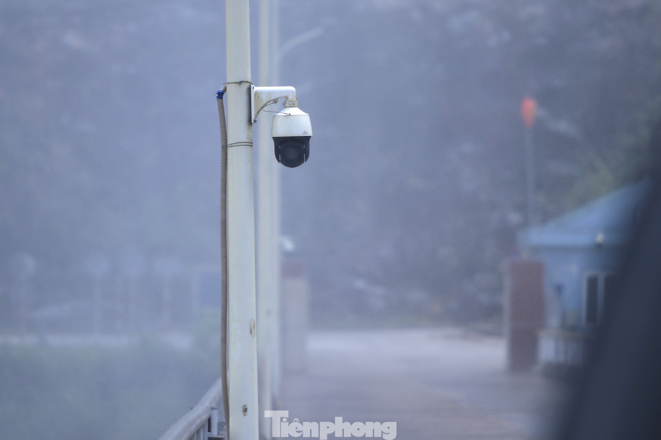 Thủy điện lớn nhất Bắc miền Trung xả lũ: Flycam ghi cảnh nước trắng xóa cuồn cuộn chảy - 13