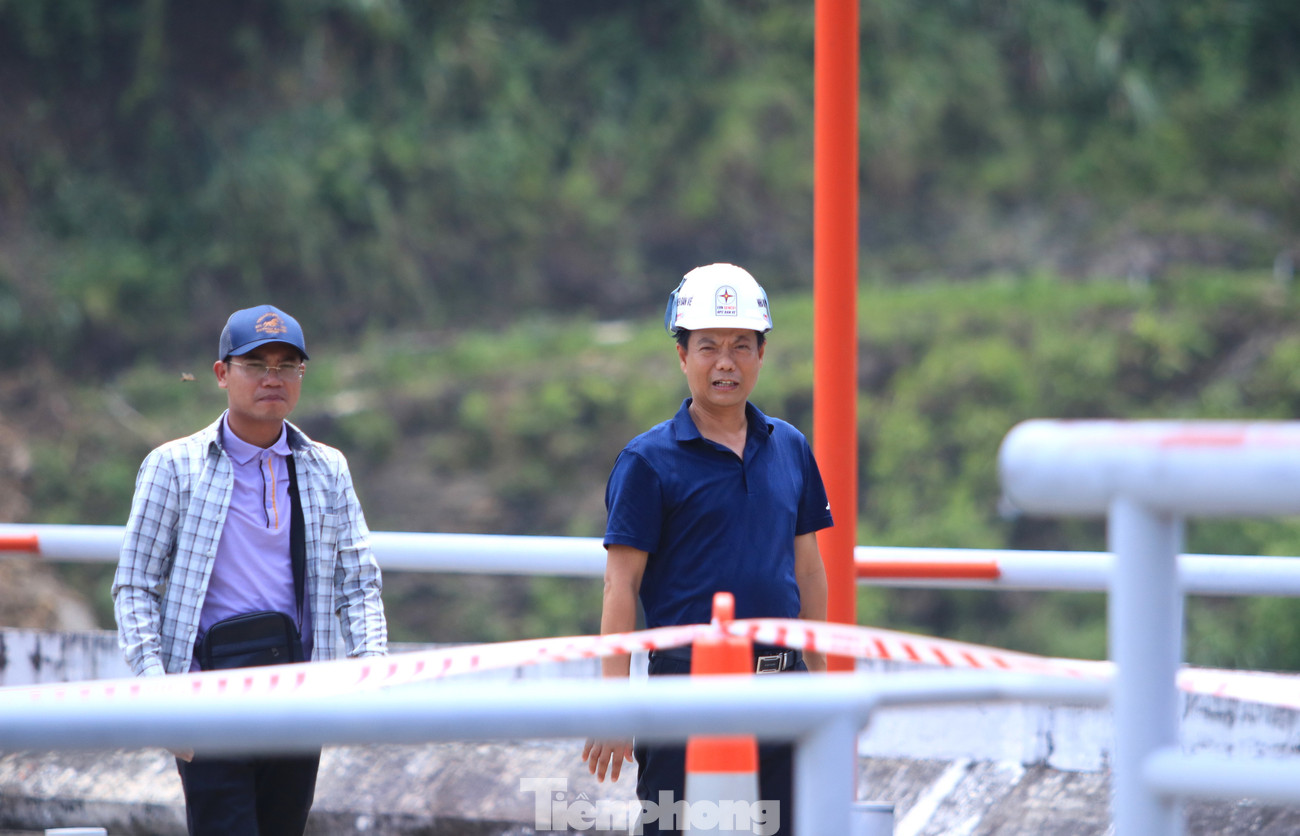 Ông Tạ Hữu Hùng - Giám đốc Công ty thủy điện Bản Vẽ cho biết, việc vận hành hồ chứa đã cắt giảm lũ cho hạ du đến 74%.