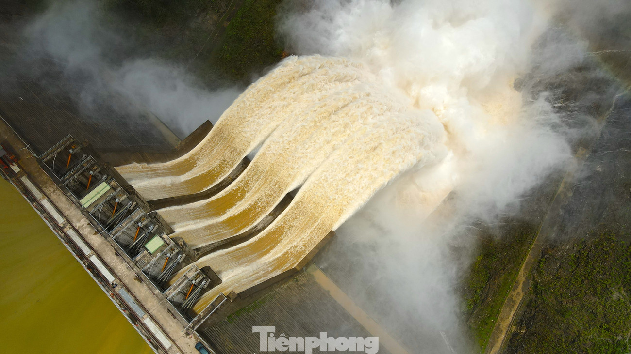 Trưa 28/7, lưu lượng nước về hồ Bản Vẽ khoảng 1.300m3/s. Bản Vẽ đã xả mức bằng lưu lượng nước về hồ.