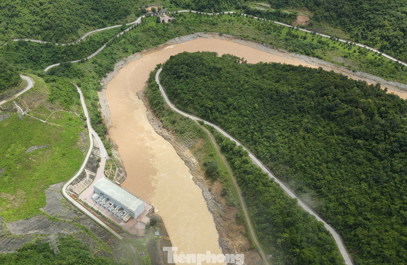 Thủy điện lớn nhất Bắc miền Trung xả lũ: Flycam ghi cảnh nước trắng xóa cuồn cuộn chảy - 17