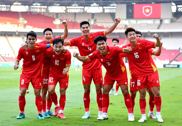 Các cầu thủ U23 Việt Nam tiến vào trận chung kết U23 Đông Nam Á gặp U23 Indonesia vào 20h ngày 29/7