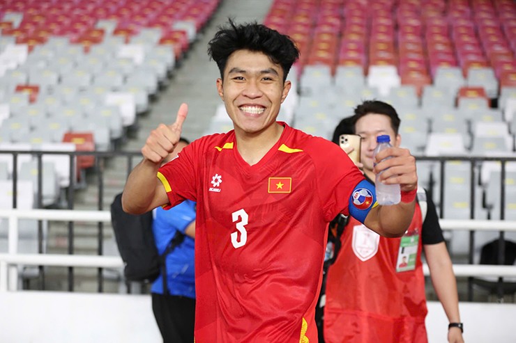 Lý Đức ăn mừng sau bàn thắng vào lưới U23 Philippines