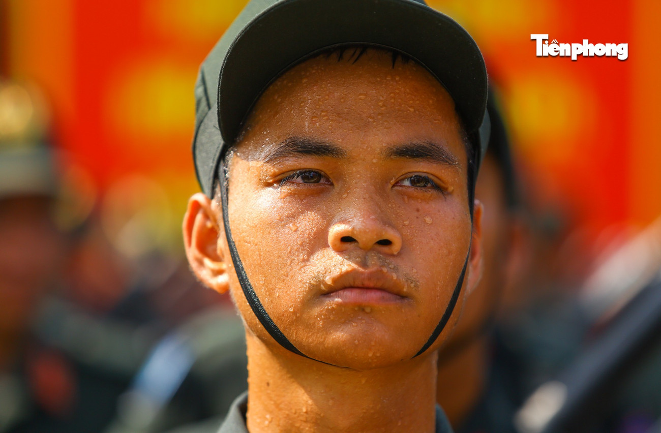 Mồ hôi đầm đìa trên khuôn mặt các chiến sĩ sau mỗi giờ huấn luyện dưới cái nắng gay gắt.