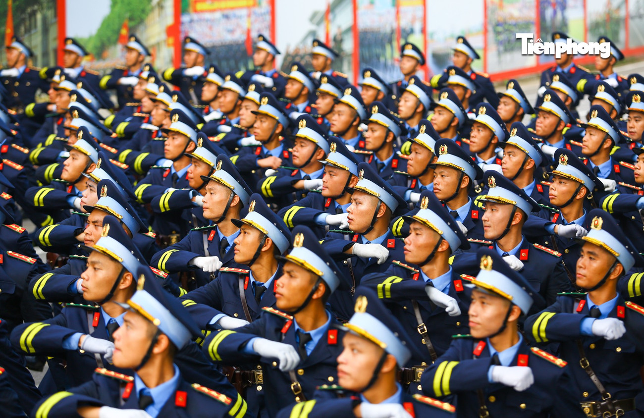 Mỗi ngày, các buổi tập luyện bắt đầu từ 6h30 sáng; buổi chiều diễn ra từ 14h30 và được điều chỉnh linh hoạt tùy theo điều kiện thời tiết. Tay giơ cao! Chân bước mạnh, dứt khoát! – tiếng hô vang dội của cán bộ huấn luyện vang lên giữa thao trường, nhịp theo từng bước chân của các chiến sĩ.