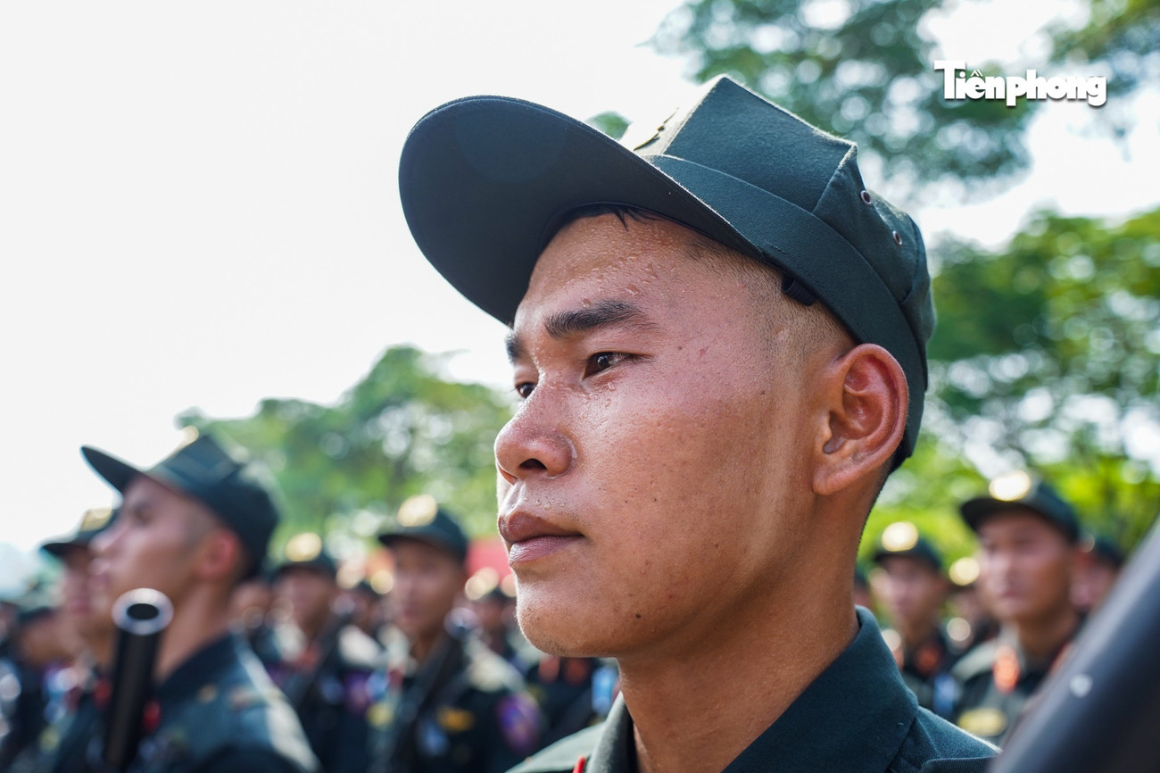 Vệt trắng do quai mũ in hằn trên gương mặt chiến sĩ Ngọc Tú (quê Hà Giang) sau nhiều tháng miệt mài tập luyện.