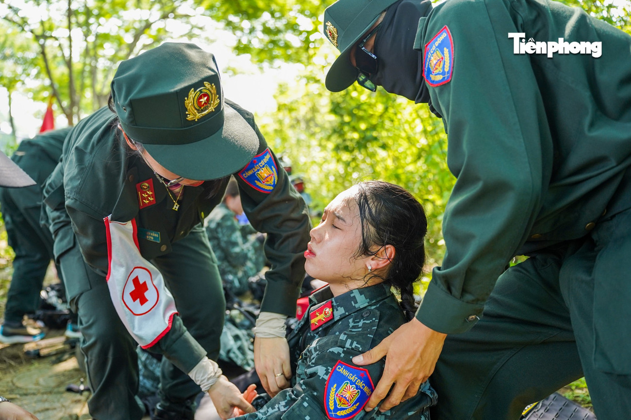 Hoàng Lan, chiến sĩ thuộc khối nữ Cảnh sát Đặc nhiệm, bị kiệt sức sau buổi tập luyện sáng dưới trời nắng gắt. Dù mệt mỏi, cô vẫn nén đau, tiếp tục đứng vào đội hình với quyết tâm hoàn thành nhiệm vụ được giao. “Đây là vinh dự lớn, nên dù có vất vả đến đâu, tôi cũng cố gắng hết sức,” Lan chia sẻ.