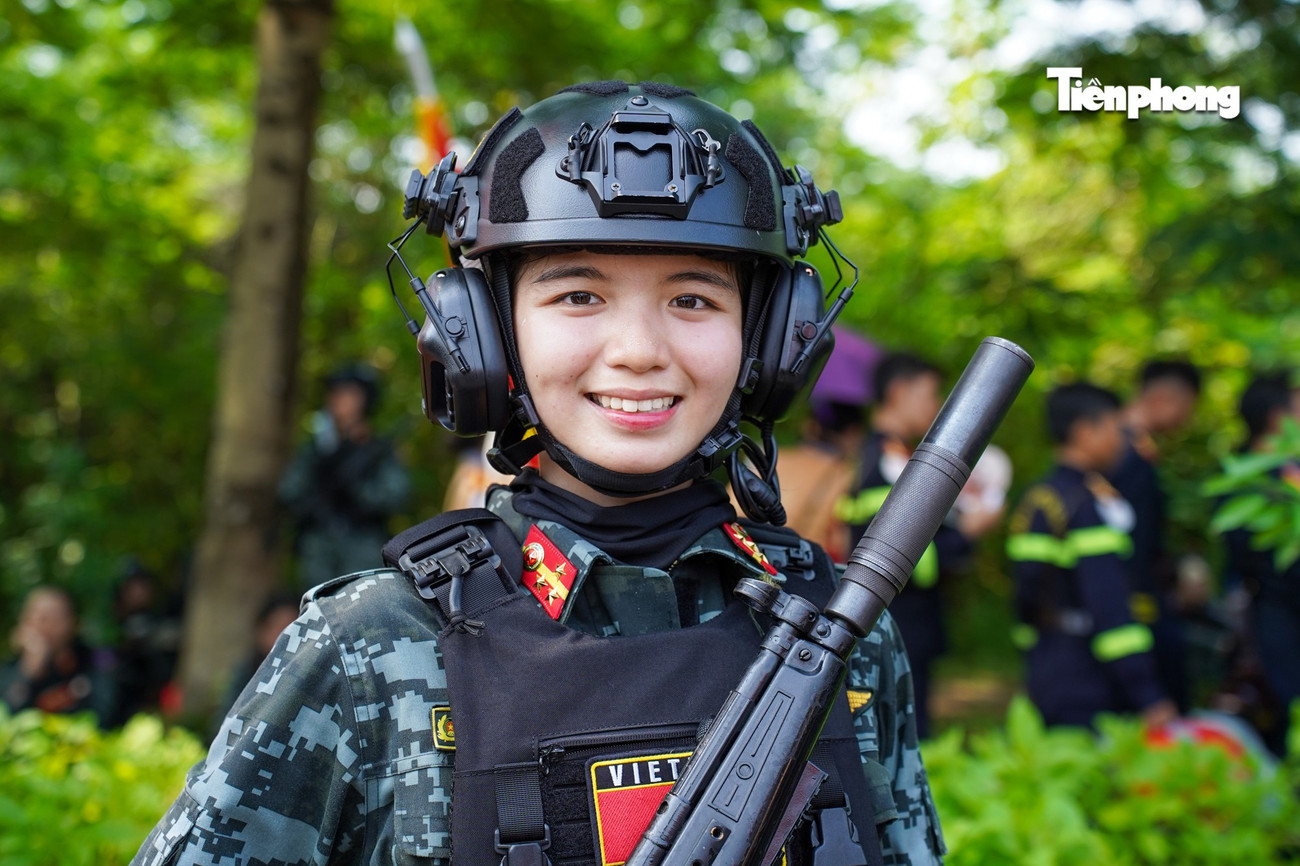 Bảo Chinh (SN 2004, quê Nha Trang) là gương mặt quen thuộc gây bão mạng khi trong đội hình nữ Cảnh sát Đặc nhiệm tham gia diễu binh, diễu hành A50 tại TP.HCM và hiện tiếp tục tham gia luyện tập cho đại lễ A80 tại Hà Nội. “Thời tiết Hà Nội khắc nghiệt hơn trong miền Nam, nhưng tôi cảm thấy rất tự hào khi được góp mặt trong sự kiện trọng đại này. Mong rằng sớm hoàn thành nhiệm vụ để trở về quê với bố mẹ, Chinh chia sẻ.