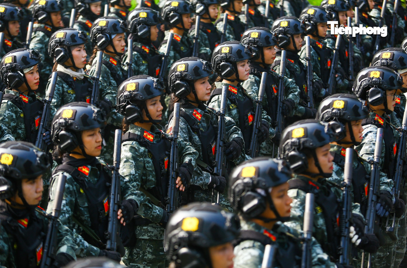 Những nữ chiến sĩ Cảnh sát Đặc nhiệm mồ hôi nhễ nhại sau nhiều vòng luyện tập diễu binh liên tục từ 6h30 sáng đến giữa trưa.