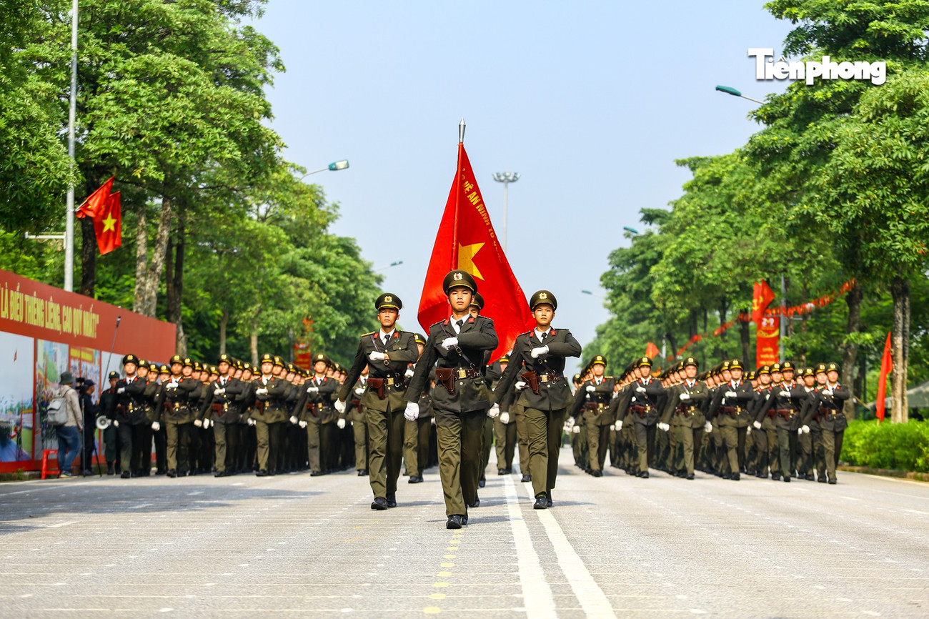 Dưới cái nắng oi ả 37–38 độ C của Thủ đô những ngày cuối tháng 7, sự quyết tâm vẫn hiện rõ trong từng bước chân của các chiến sĩ công an. Phần lớn lực lượng đang tham gia luyện tập diễu binh tại đây đến từ các trường đại học, cao đẳng an ninh khu vực phía Nam.