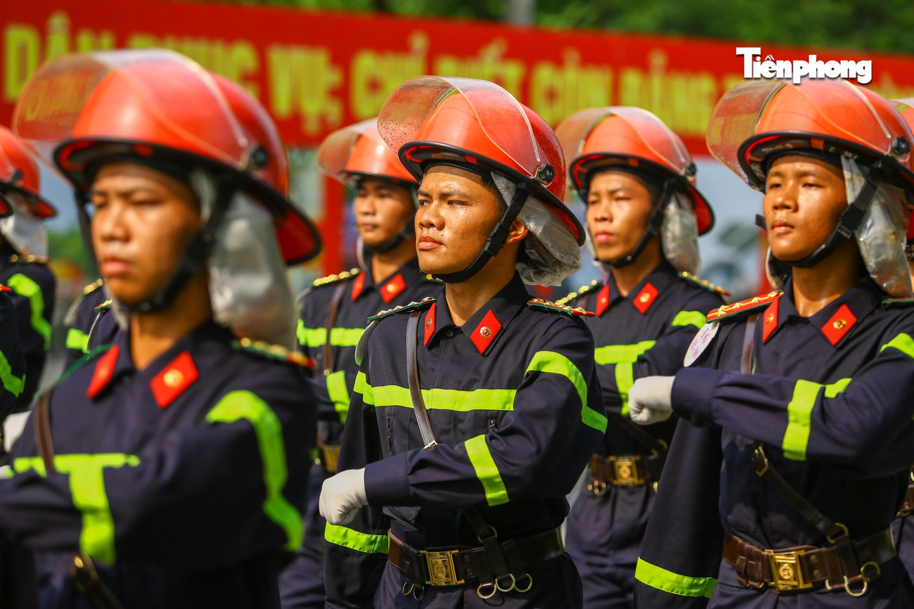 Dưới cái nắng gay gắt, kỷ luật nghiêm ngặt trở thành động lực và quyết tâm rèn luyện của các chiến sĩ.