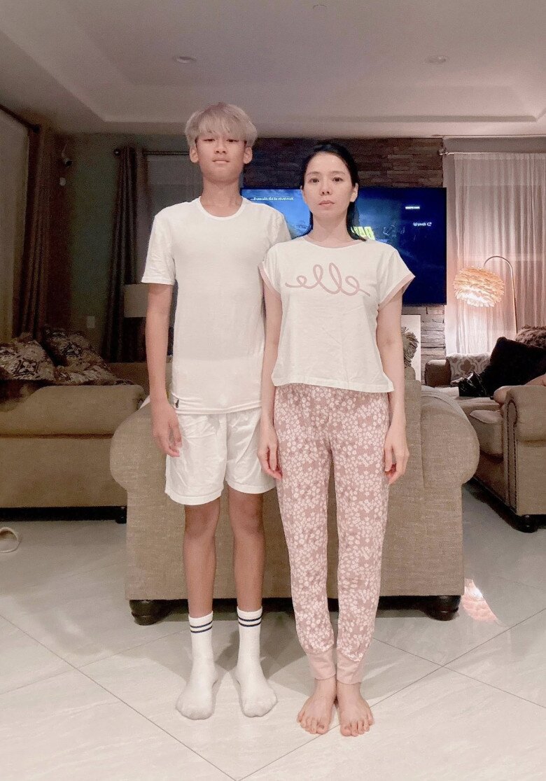 Lệ Quyên cũng rất tự hào về chiều cao nổi bật của con trai.
