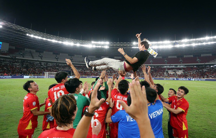 Các cầu thủ U23 Việt Nam tung HLV Kim Sang Sik lên không trung cùng những tiếng hô vang phấn khích