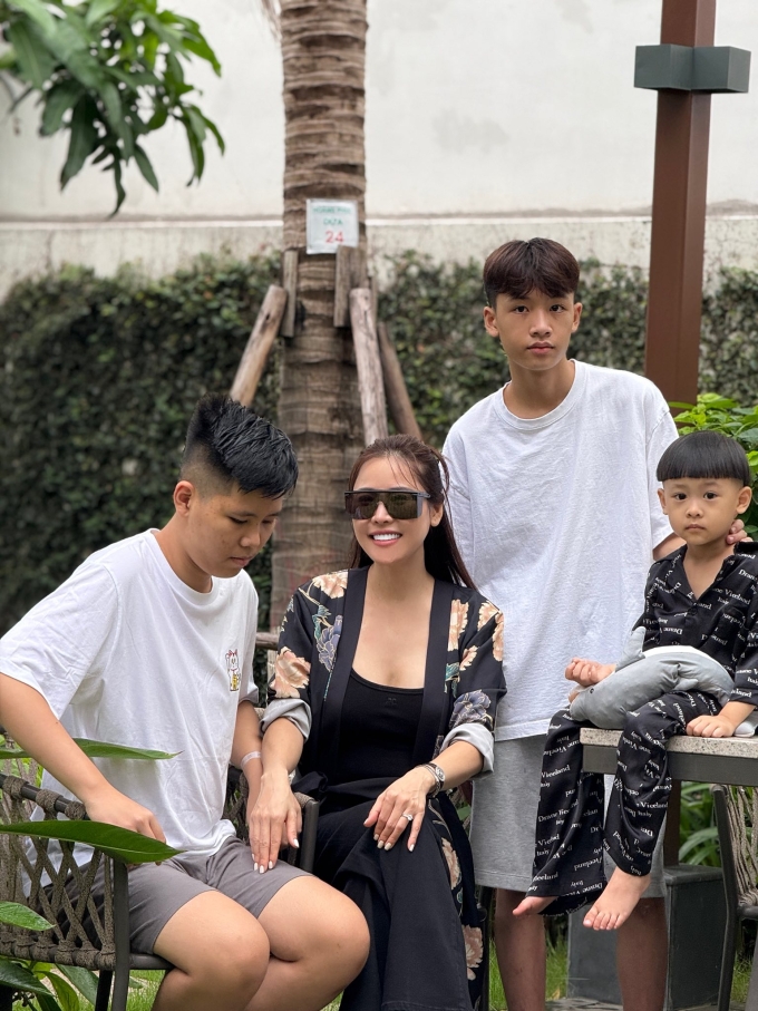 Quế Vân bên ba con trai Nhật Minh, Ben và Wu (từ trái sang) trong chuyến nghỉ hè hồi tháng 6.