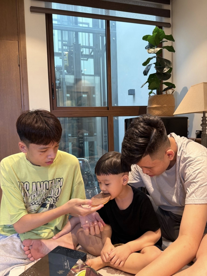 Ben (bìa trái) luôn quan tâm, chăm sóc em Wu và anh trai Nhật Minh.