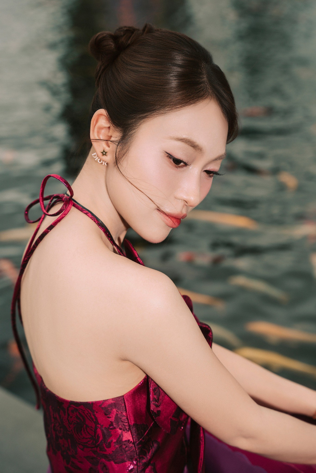 Sự thay đổi bất ngờ này của Khánh Vy đã nhanh chóng thu hút sự chú ý và nhận được cơn mưa lời khen từ cộng đồng mạng.
