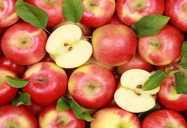 Nhờ có nhiều vitamin A và C, táo có tác dụng phục hồi làn da hư tổn.