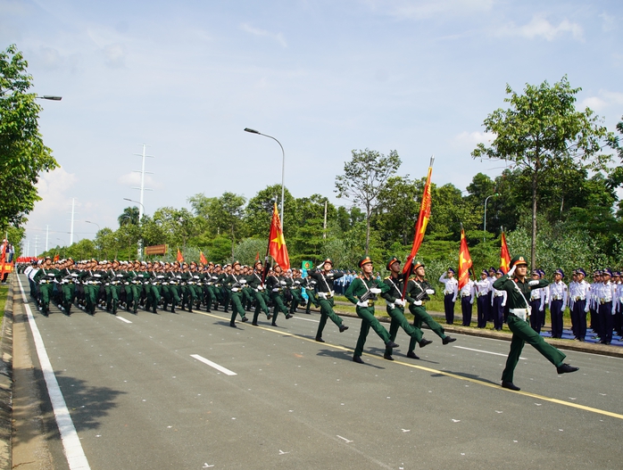 Dù thời tiết oi bức với cái nắng gay gắt như đổ lửa, nhưng các chiến sĩ vẫn miệt mài tập luyện