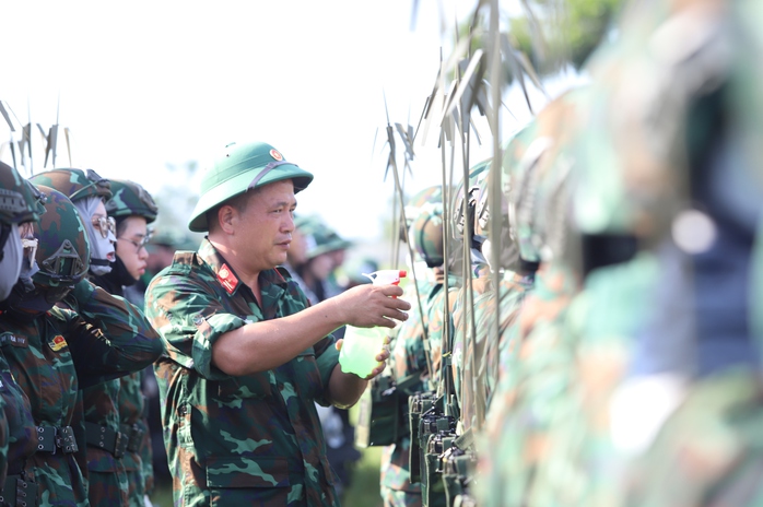 Do thời tiết nóng bức , các sĩ quan dùng nhiều biện pháp hạ nhiệt cho các chiến sĩ