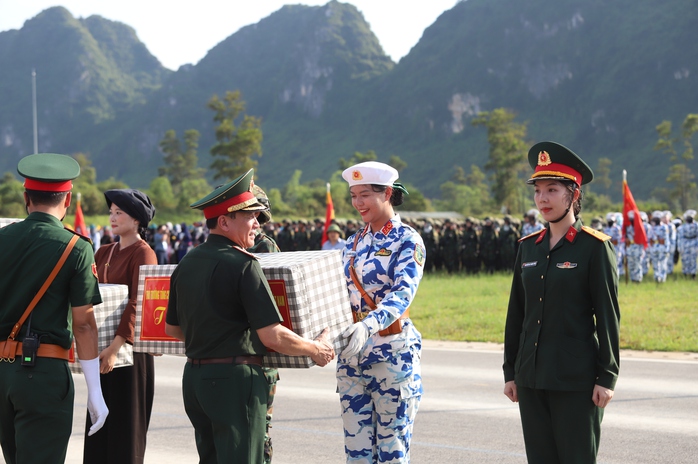 Trung tướng Trương Thiên Tô tặng quà cho các chiến sĩ tham gia huấn luyện