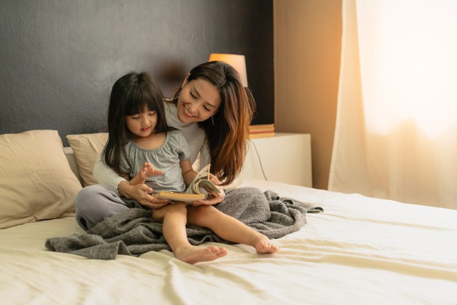 Duy trì thói quen đọc sách mỗi tối giúp con mở rộng vốn hiểu biết, tăng khả năng ngôn ngữ, kỹ năng viết và tư duy. Ảnh minh họa