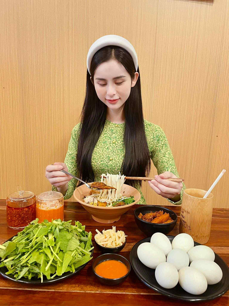 Cô kinh doanh quán bún cá 