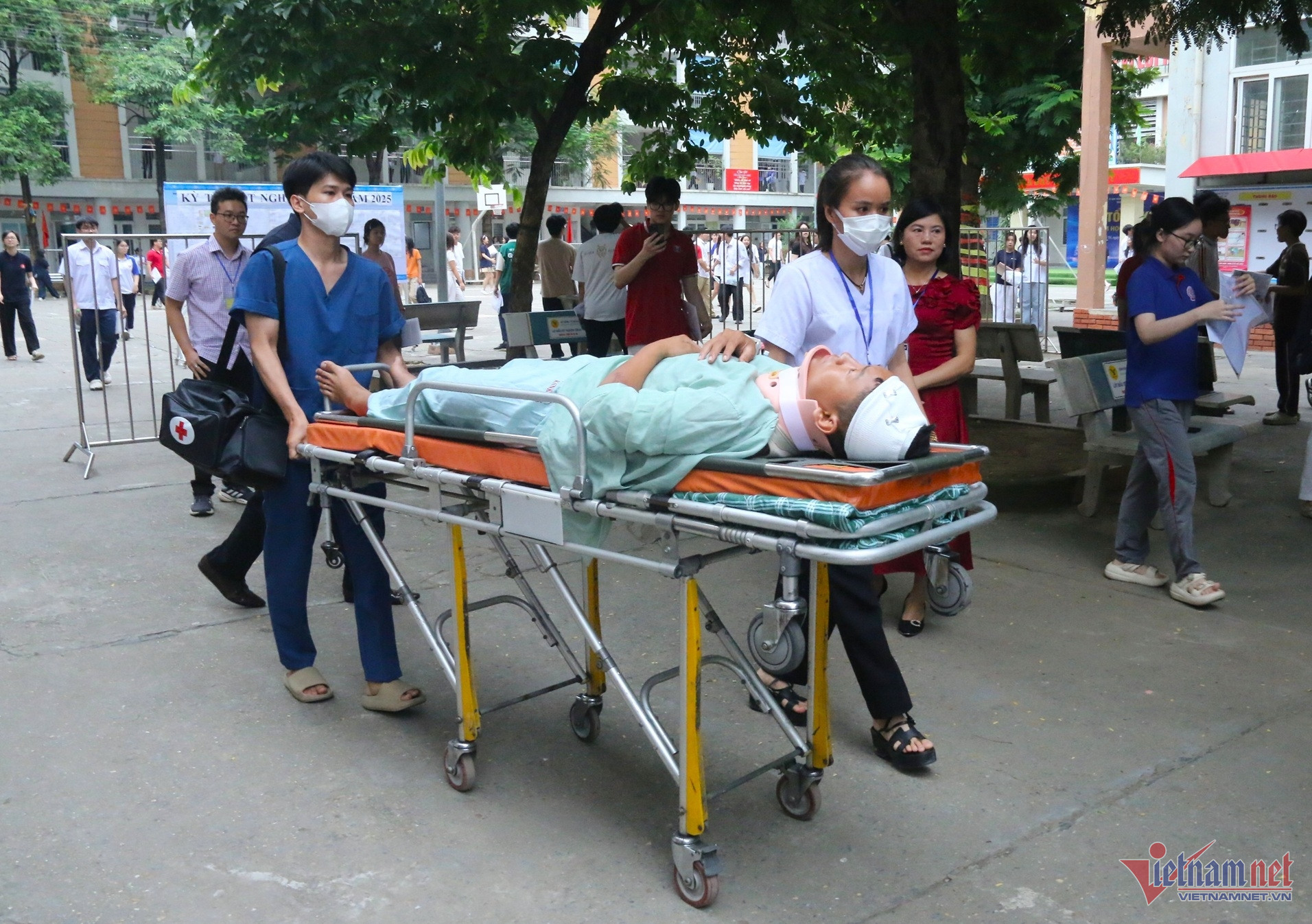 Nam sinh Nguyễn Trung Kiên (Hà Nội) từng đến điểm thi tốt nghiệp THPT năm 2025 bằng cáng. Sau đó, em cũng phải nằm trên cáng để làm bài thi. Ảnh: Thanh Hùng.