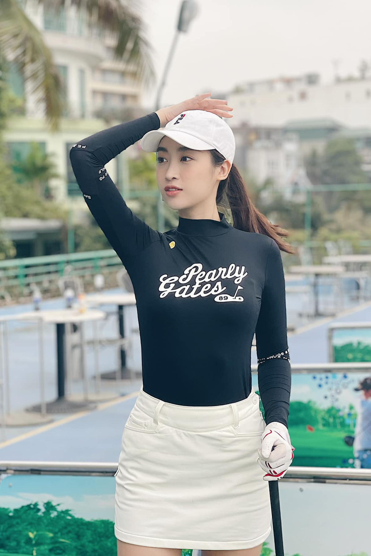Nhờ các thiết kế ôm sát, chất liệu thun với độ co giãn cao, Đỗ Mỹ Linh khoe triệt để vóc dáng mảnh mai.