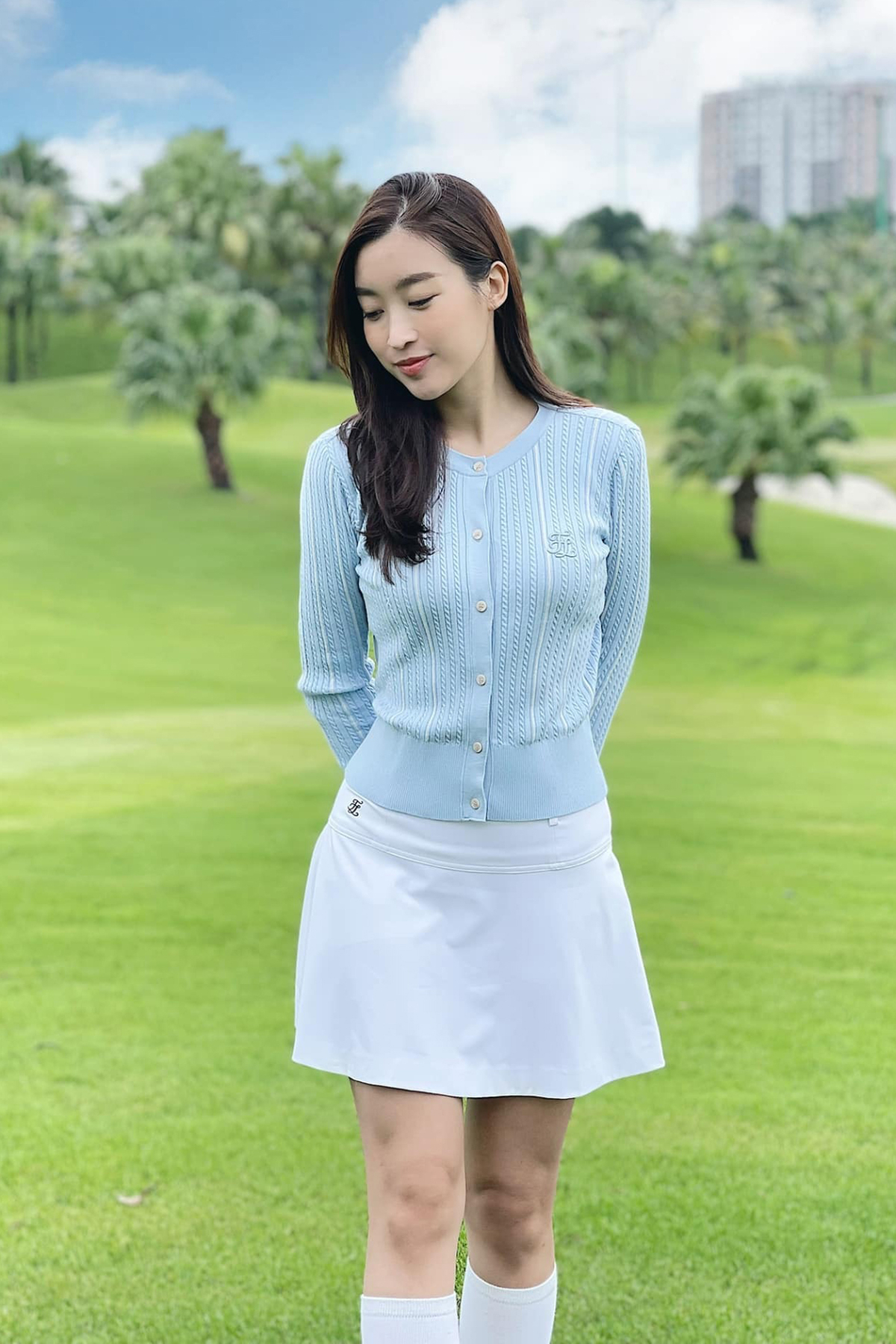 Những kiểu dáng đậm chất quý tộc như áo dệt kim, cardigan, polo đề cao sự thoải mái nhưng vẫn tôn body được nàng dâu hào môn yêu thích.