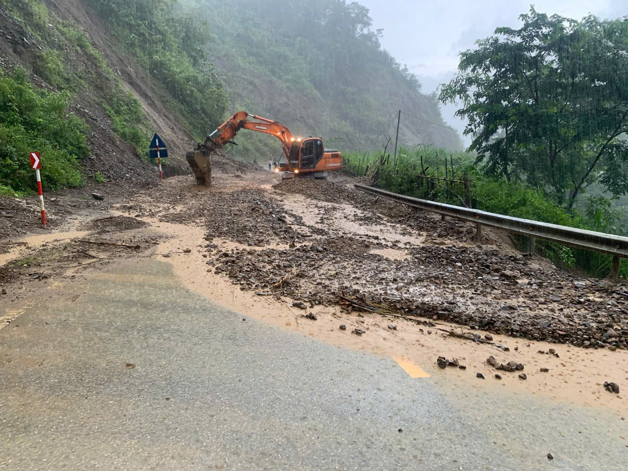 Nhiều máy móc được huy động để khắc phục sạt lở. Ảnh: Công ty Cổ phần đường bộ 226.