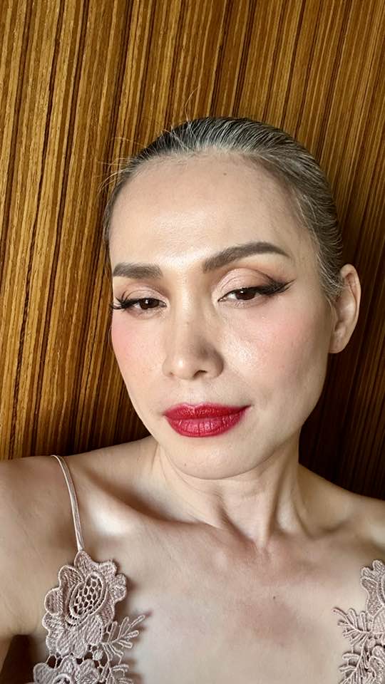 Ở tuổi trung niên, Hoa hậu Ngọc Khánh tự tin khoe mặt mộc của mình. Thời gian làm cho nhan sắc của chị bị ảnh hưởng ít nhiều nhưng các đường nét trên khuôn mặt của Hoa hậu Việt Nam 1998 vẫn không thay đổi.