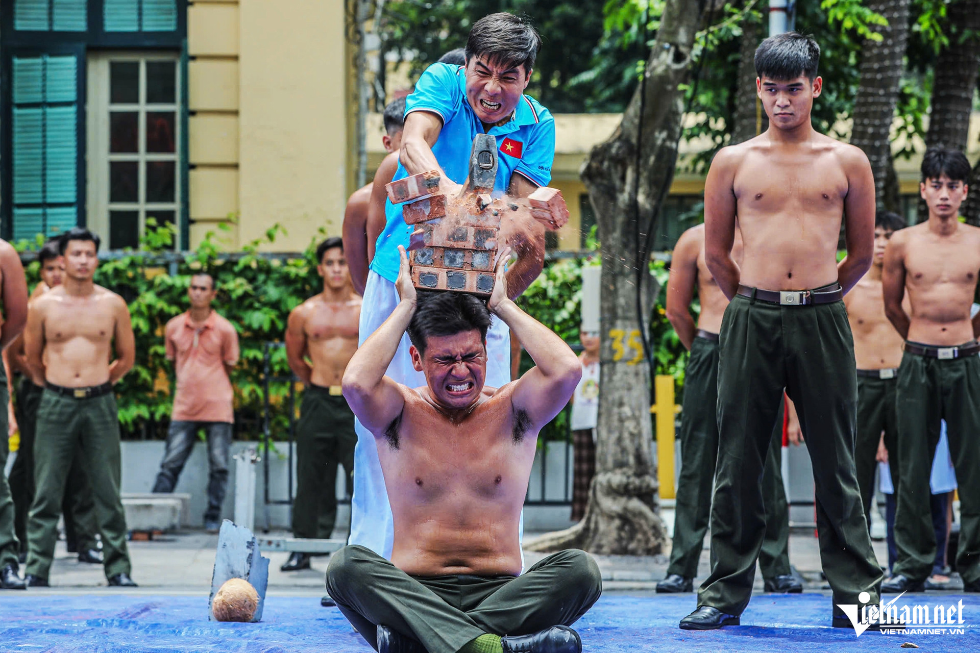 Trong tối cùng ngày, sẽ diễn ra chương trình biểu diễn nghệ thuật: Bản hùng ca Công an nhân dân Việt Nam.