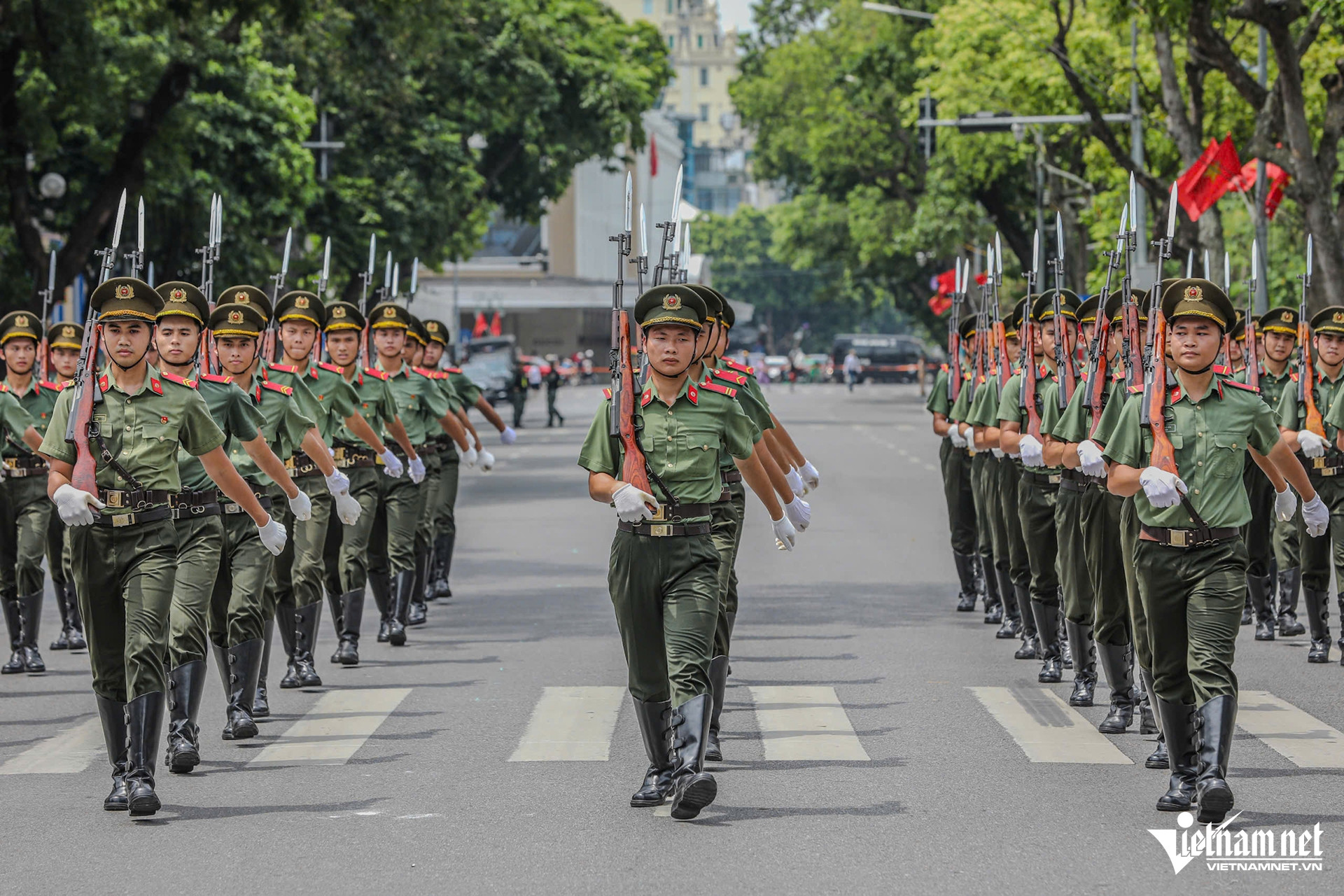 Chương trình biểu diễn nghệ thuật được chia ra 3 chương: Người chiến sĩ Công an nhân dân trong Dáng hình Tổ quốc; Tự hào Tổ quốc tôi yêu; Kỷ nguyên mới - Vững bước tương lai.