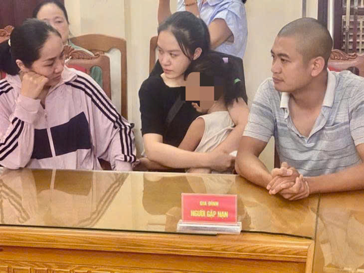 Lực lượng chức năng bàn giao hai bố con cho người thân đón về. Ảnh: H.A