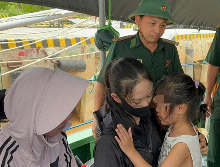 Giây phút bé P.A. gặp lại người thân. Ảnh: H.A