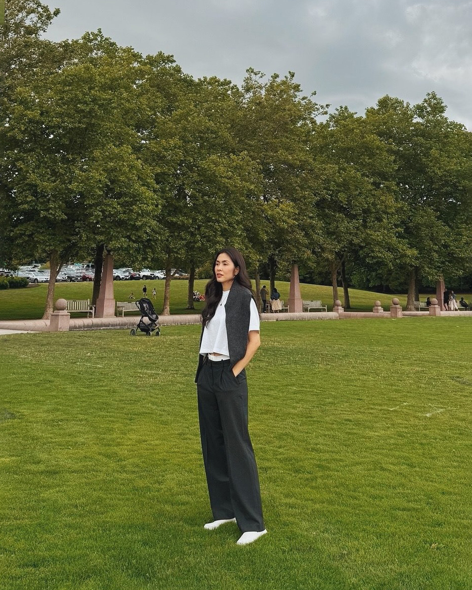 Mùa hè năm nay, Tăng Thanh Hà cùng chồng và ba con sang thành phố Bellevue thuộc bang Washington để nghỉ hè. Nàng dâu hào môn tận hưởng không khí mát mẻ, đôi lúc se lạnh ở Mỹ với những bộ trang phục theo phong cách tối giản.