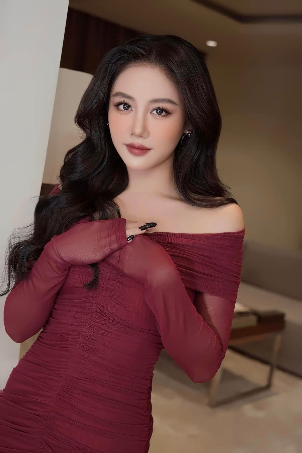 img src/upload/3-2025/images/2025-08-01/1754011549-tranthanh2-width1152height1440.jpg width660 /br /
Nàng thơ mới của Trấn Thành gợi cảm, sắc sảo ở tuổi 31. Ảnh: FB Văn Mai Hương.