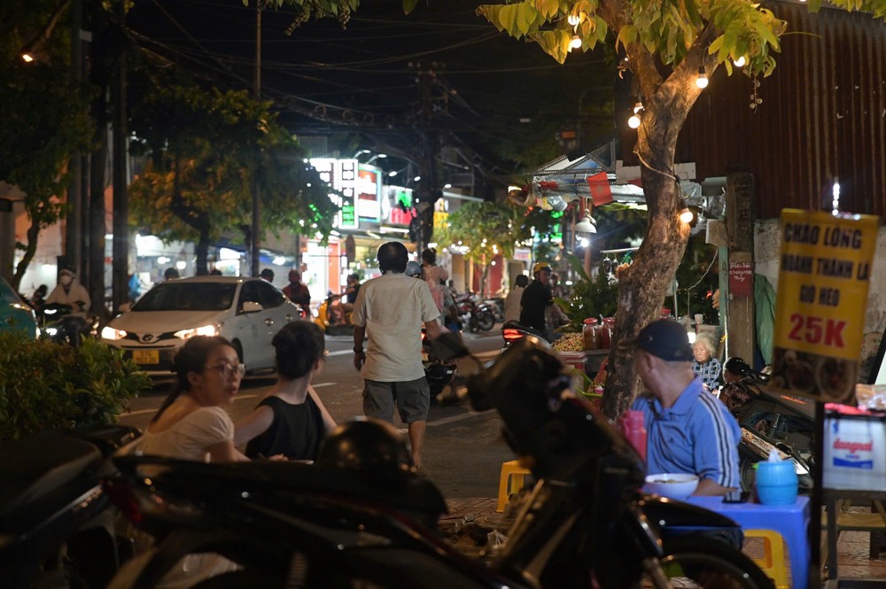 Bị CSGT kiểm tra nồng độ cồn, người đàn ông (mặc áo trắng) bỏ xe máy chạy bộ. Ảnh: PHẠM HẢI
