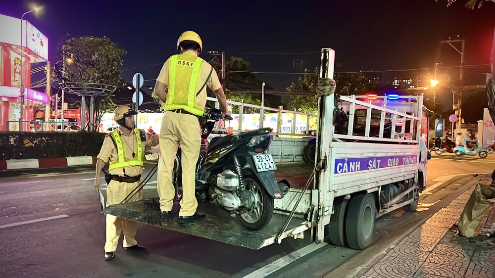 Các phương tiện vi phạm bị tổ công tác lập biên bản và tạm giữ xe. Ảnh: PHẠM HẢI