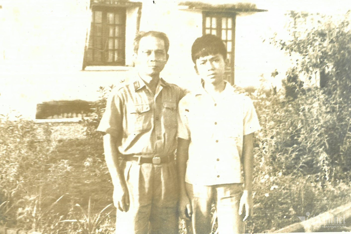 Ông Hoàng Nam Tiến và ba - Thiếu tướng Hoàng Đan, trong một mùa hè quân đội những năm 1980.  Ảnh: NVCC.