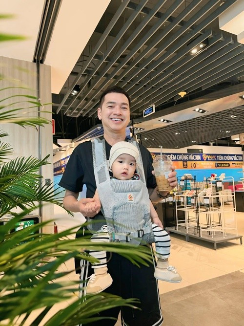 Anh luôn kề bên con, cho con bú bình, thay tã... làm mọi thứ để tôi không cần phải đụng tay vào gì cả, Tăng Khánh Chi chia sẻ về Quang Minh. Ảnh: FB Quang Minh.