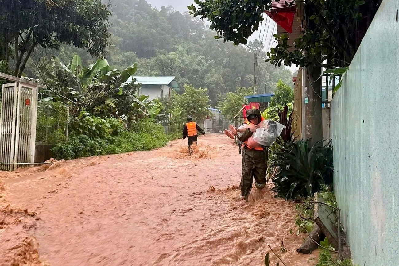 Lực lượng cứu hộ của Bộ chỉ huy Quân sự tỉnh tham gia ứng cứu người dân tại khu vực nước dâng cao.