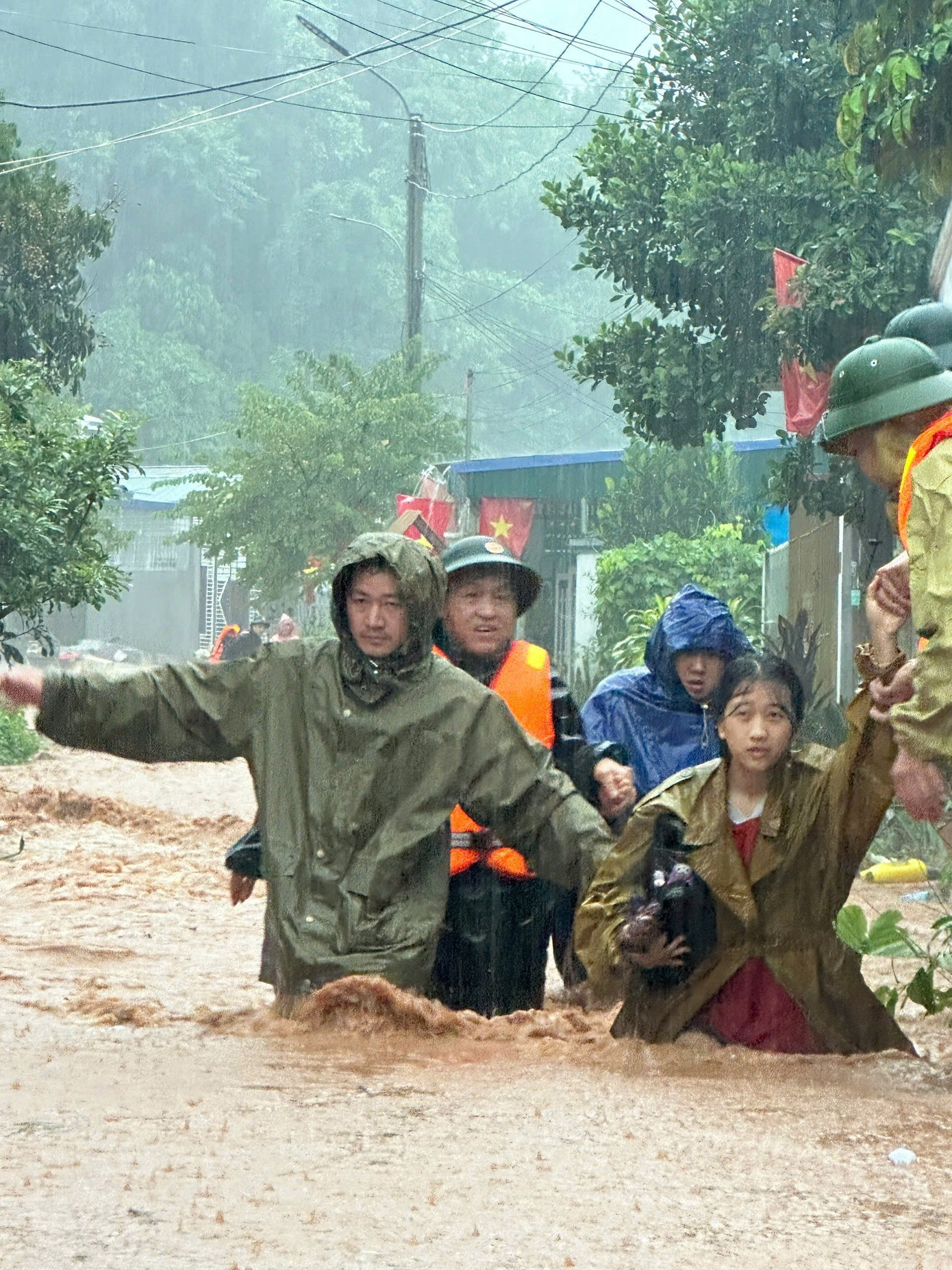 Lực lượng chức năng ứng cứu người dân ra khỏi nơi nguy hiểm.