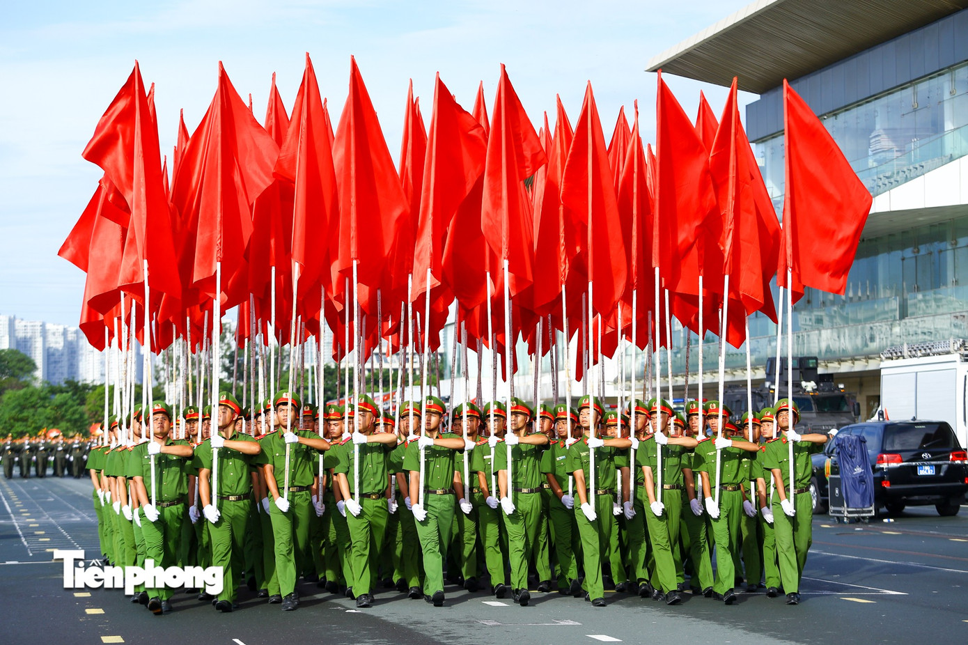 Tham gia buổi hợp luyện có hàng nghìn cán bộ, chiến sĩ đến từ các đơn vị chủ lực của Công an thành phố Hà Nội như Cảnh sát cơ động, Cảnh sát giao thông, Cảnh sát phòng cháy chữa cháy và cứu nạn cứu hộ, lực lượng an ninh, kỹ thuật hình sự và các đơn vị đặc nhiệm... Cùng với đó là khối phương tiện, xe cơ giới hiện đại đồng loạt triển khai đội hình theo đúng kịch bản đề ra.