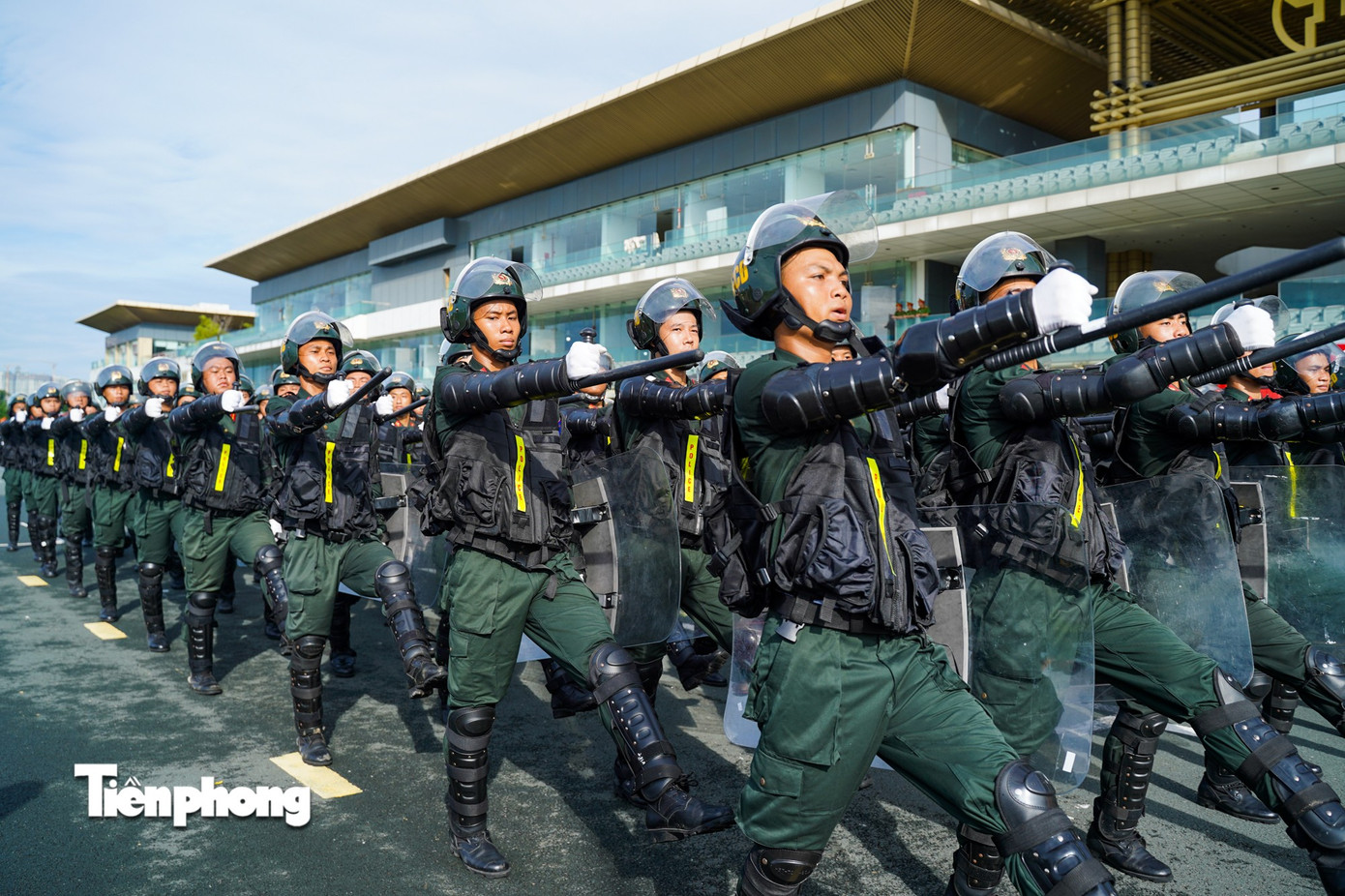 Lực lượng Cảnh sát cơ động trang bị vũ khí, sẵn sàng bảo vệ tuyệt đối an ninh, an toàn các hoạt động kỷ niệm lớn của đất nước.