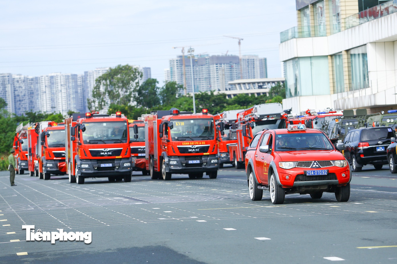Công an Hà Nội hợp luyện diễu binh, diễu hành cho Ngày hội vì Thủ đô bình yên - 17