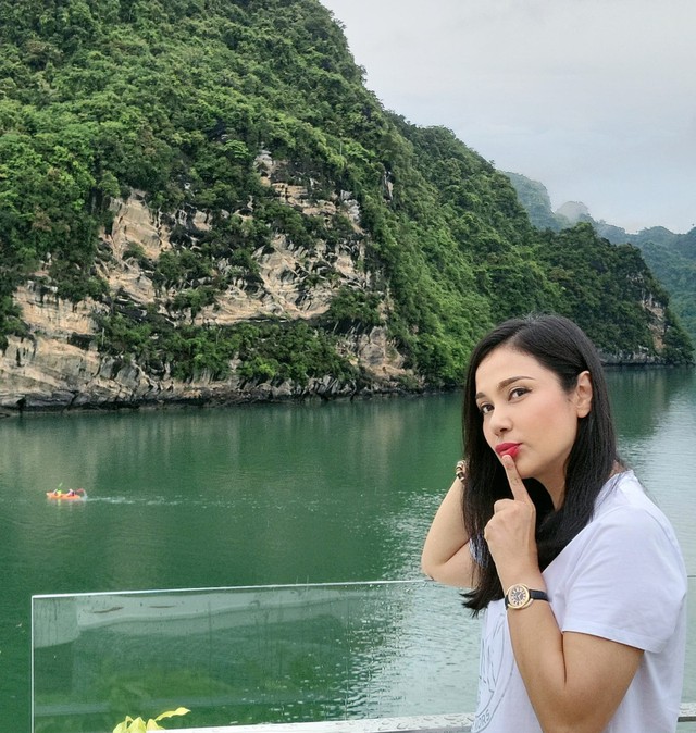 Bên cạnh đó, việc thường xuyên đi du lịch vui vẻ cùng bạn bè cũng là bí quyết giúp Việt Trinh luôn trẻ trung và tươi tắn.